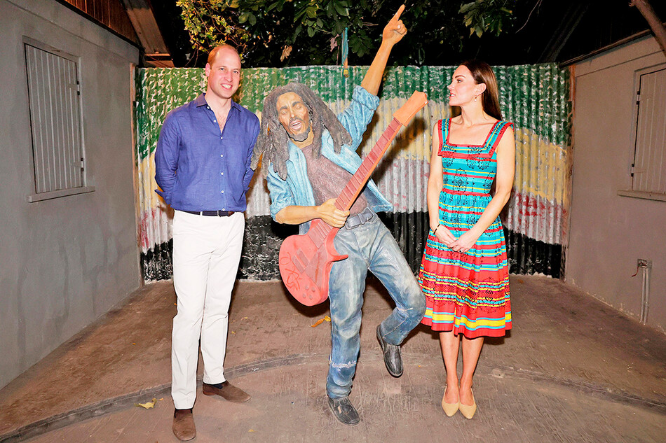 Принц Уильям, герцог Кембриджский, и Кэтрин, герцогиня Кембриджская, посещают музей Trench Town Culture Yard, где раньше жил Боб Марли 22 марта 2022 года, Кингстон, Ямайка